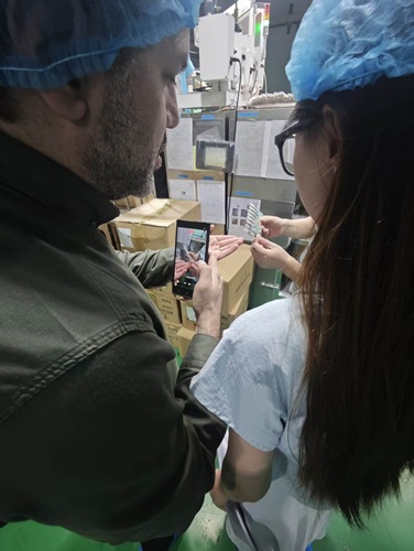 Un client iranien visite l'usine de silicone Aobo pour un audit sur site et un examen approfondi des capacités de personnalisation et de fabrication des produits en silicone