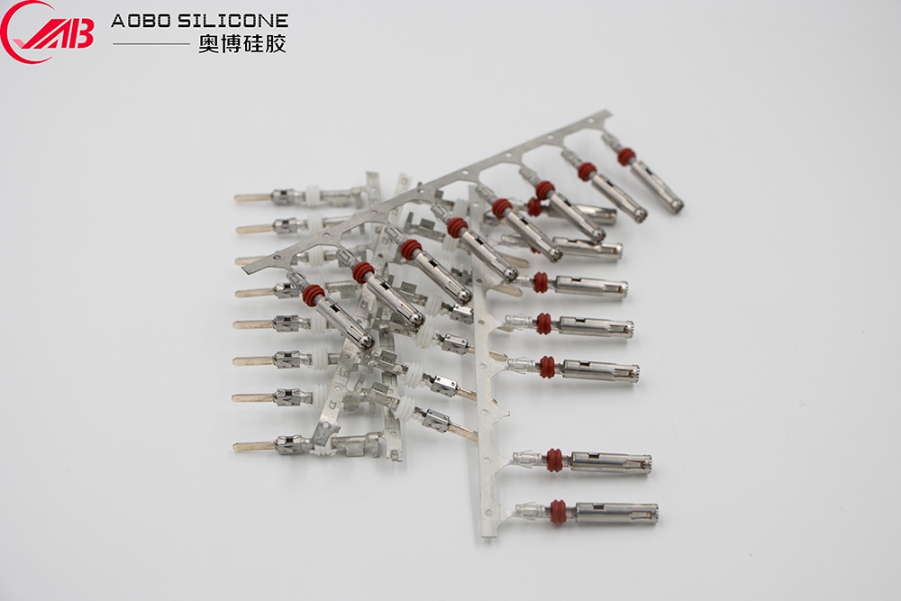 Borne surmoulée en caoutchouc de silicone liquide pour automobile